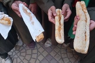 Najíst se mohou jen ve škole. Jemenské dívky přežívají díky pomoci Čechů - Seznam Zprávy